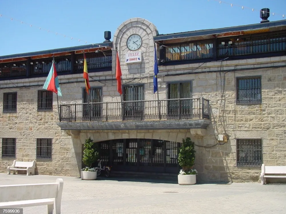 fachada del ayuntamiento de colmenarejo